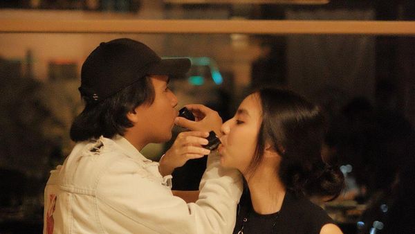 Romantisnya Joshua Suherman dan Clairine Clay Saat Makan Bareng