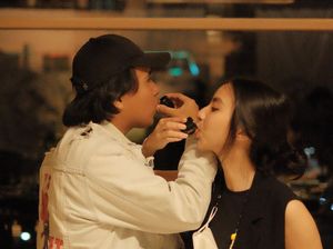 Romantisnya Joshua Suherman dan Clairine Clay Saat Makan Bareng