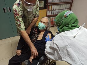 Usia 99 Tahun, Siti Rumende Harahap Jadi Penerima Vaksin Tertua di Indonesia Usia 99 Tahun, Siti Rumende Harahap Jadi Penerima Vaksin Tertua di Indonesia