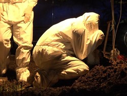 Suasana Haru Pemakaman Jenazah Covid-19, Keluarga Peluk Pusara Pakai APD