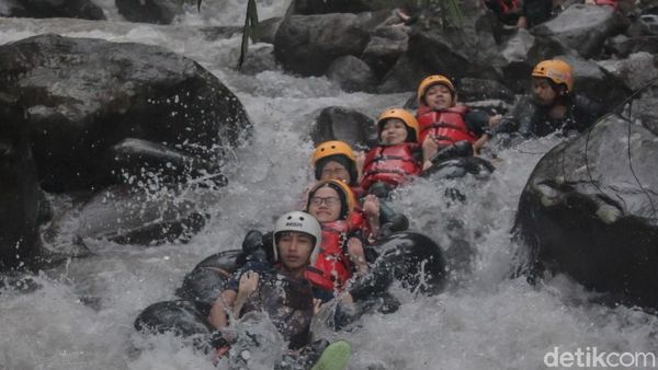 Foto: Asyiknya Wisata River Tubing di Sungai Cikadongdong Majalengka