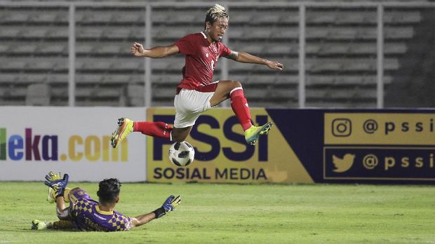 Pesepak bola Timnas U-23 Kushedya Hari Yudo (kanan) berebut bola dengan penjaga gawang Tira Persikabo Syahrul Trisna dalam laga uji coba di Stadion Madya, Senayan, Jakarta, Jumat (5/3/2021). Pertadingan tersebut digelar dalam rangka persiapan Timnas U-23 jelang SEA Games 2021 di Vietnam. ANTARA FOTO/Dhemas Reviyanto/aww.