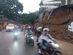Tembok Penahan Tanah di Desa Sukajadi Soreang Longsor Tutup Sebagian Jalan