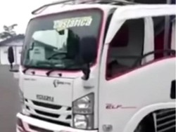 Viral Video Truk Dilempar Batu dan Besi Oleh Petugas Kemenhub di Pasuruan