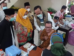 1.200 Kiai dan Imam Masjid di Gresik Jalani Vaksinasi COVID-19