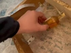 Wah! Kontraktor Ini Temukan Whisky dan Catatan Rahasia Saat Renovasi Dapur