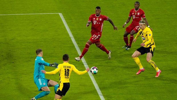 MUNICH, GERMANY - MARCH 06: Erling Haaland of Borussia Dortmund  scores their team's second goal  during the Bundesliga match between FC Bayern Muenchen and Borussia Dortmund at Allianz Arena on March 06, 2021 in Munich, Germany. Sporting stadiums around Germany remain under strict restrictions due to the Coronavirus Pandemic as Government social distancing laws prohibit fans inside venues resulting in games being played behind closed doors. (Photo by Günter Schiffmann - Pool/Getty Images)
