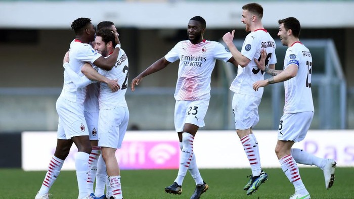 VERONA, ITALY - MARCH 07: Rade Krunic of A.C. Milan celebrates with Davide Calabria, Fikayo Tomori, Alexis Saelemaekers and Alessio Romagnoli after scoring their sides first goal during the Serie A match between Hellas Verona FC  and AC Milan at Stadio Marcantonio Bentegodi on March 07, 2021 in Verona, Italy. Sporting stadiums around Italy remain under strict restrictions due to the Coronavirus Pandemic as Government social distancing laws prohibit fans inside venues resulting in games being played behind closed doors. (Photo by Alessandro Sabattini/Getty Images)