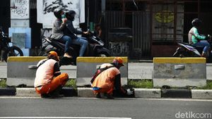 Agar Cantik, Separator di Jalan Abdullah Syafei Dicat Ulang