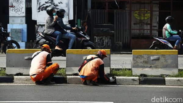 Agar Cantik, Separator di Jalan Abdullah Syafei Dicat Ulang