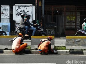 Agar Cantik, Separator di Jalan Abdullah Syafei Dicat Ulang