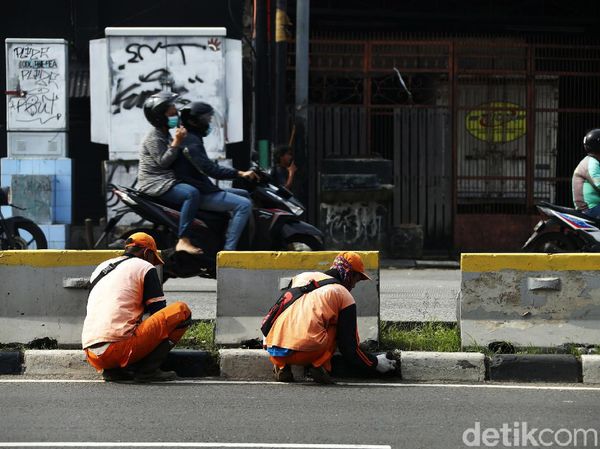Agar Cantik, Separator di Jalan Abdullah Syafei Dicat Ulang