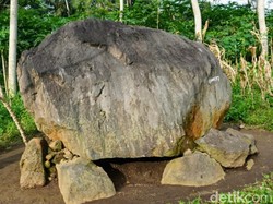 Batu Dolmen di Bondowoso Selalu Membujur dari Timur ke Barat, Ini Jawabannya