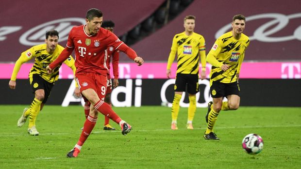 Soccer Football - Bundesliga - Bayern Munich v Borussia Dortmund - Allianz Arena, Munich, Germany - March 6, 2021 Bayern Munich's Robert Lewandowski scores their second goal from the penalty spot Pool via REUTERS/Andreas Gebert DFL regulations prohibit any use of photographs as image sequences and/or quasi-video.