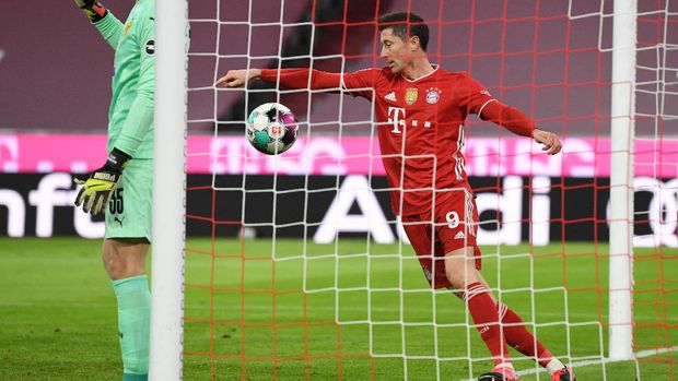 Soccer Football - Bundesliga - Bayern Munich v Borussia Dortmund - Allianz Arena, Munich, Germany - March 6, 2021 Bayern Munich's Robert Lewandowski celebrates scoring their first goal Pool via REUTERS/Andreas Gebert DFL regulations prohibit any use of photographs as image sequences and/or quasi-video.