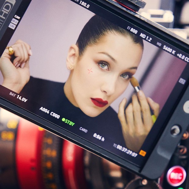 Bella Hadid untuk proyek iklan Dior kosmetik dengan hasil kreasi Unistella/Sumber/nail_unistella. Bella Hadid untuk proyek iklan Dior kosmetik dengan hasil kreasi Unistella.