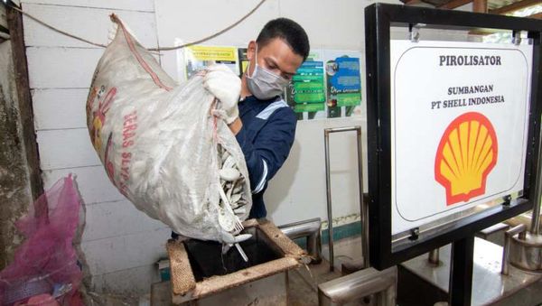 Di Desa Ini Sampah Plastik Diubah Jadi Bahan Bakar