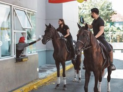 So Sweet! Dara Arafah dan Kekasih Pesan Makanan Drive Thru Naik Kuda