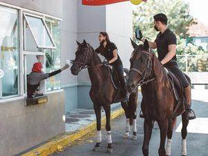 So Sweet! Dara Arafah dan Kekasih Pesan Makanan Drive Thru Naik Kuda So Sweet! Dara Arafah dan Kekasih Pesan Makanan Drive Thru Naik Kuda