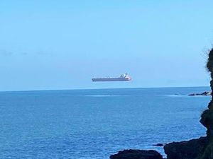 Viral Foto Kapal Tanker Melayang di Udara Bikin Heran Viral Foto Kapal Tanker Melayang di Udara Bikin Heran