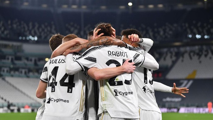 TURIN, ITALY - MARCH 06: Adrien Rabiot of Juventus celebrates with teammates after scoring their teams first goal  during the Serie A match between Juventus  and SS Lazio at Allianz Stadium on March 06, 2021 in Turin, Italy. Sporting stadiums around Italy remain under strict restrictions due to the Coronavirus Pandemic as Government social distancing laws prohibit fans inside venues resulting in games being played behind closed doors. (Photo by Valerio Pennicino/Getty Images)