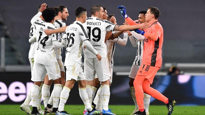 TURIN, ITALY - MARCH 06: Wojciech Szczesny and Leonardo Bonucci of Juventus celebrate with teammates after the Serie A match between Juventus  and SS Lazio at Allianz Stadium on March 06, 2021 in Turin, Italy. Sporting stadiums around Italy remain under strict restrictions due to the Coronavirus Pandemic as Government social distancing laws prohibit fans inside venues resulting in games being played behind closed doors. (Photo by Valerio Pennicino/Getty Images)