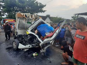 Adu Banteng Truk Vs Pikap, Satu Orang Tewas Terjepit