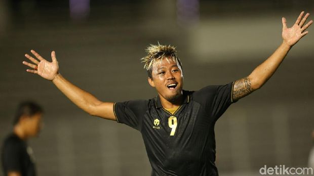Kushedya Hari Yudo merayakan gol Timnas Indonesia ke gawang Bali United.