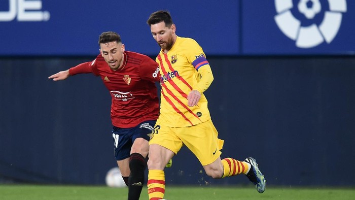 PAMPLONA, SPAIN - MARCH 06: Lionel Messi of FC Barcelona and Kike Barja of C.A. Osasuna  battle for the ball  during the La Liga Santander match between C.A. Osasuna and FC Barcelona at Estadio El Sadar on March 06, 2021 in Pamplona, Spain. Sporting stadiums around Spain remain under strict restrictions due to the Coronavirus Pandemic as Government social distancing laws prohibit fans inside venues resulting in games being played behind closed doors.  (Photo by Juan Manuel Serrano Arce/Getty Images)