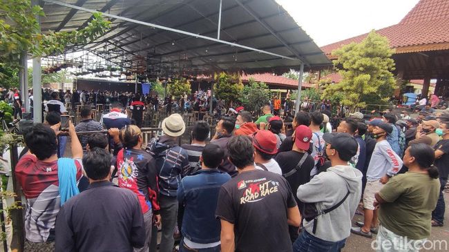 Timbulkan Kerumunan, Kontes Kicau Burung di Cianjur Dibubarkan Polisi Timbulkan Kerumunan, Kontes Kicau Burung di Cianjur Dibubarkan Polisi