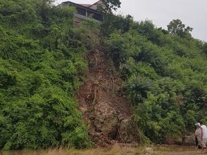 Lantai Balkon Rumah Kos di Majene Amblas, 1 Orang Tewas Terjatuh Lantai Balkon Rumah Kos di Majene Amblas, 1 Orang Tewas Terjatuh