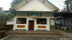 Mengunjungi Makam Kiai Telingsing di Kudus