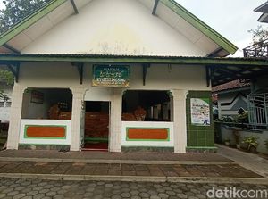 Mengunjungi Makam Kiai Telingsing di Kudus