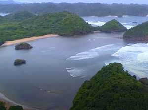 Celebrity on Vacation: Jernihnya Air di Pantai Basong Malang Celebrity on Vacation: Jernihnya Air di Pantai Basong Malang