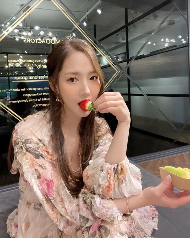 Park Min Young memakan buah apel ketika diet/instagram.com/rachel_mypark