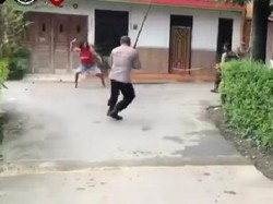 Aksi Menegangkan Polisi Amankan Pria Ngamuk Hunus Samurai di Klaten