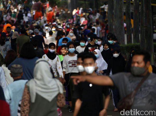 Potret Warga Berkerumun di Tengah Tingginya Kasus Corona