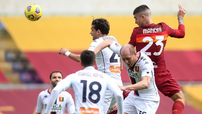 ROME, ITALY - MARCH 07: Gianluca Mancini of Roma scores their sides first goal during the Serie A match between AS Roma  and Genoa CFC at Stadio Olimpico on March 07, 2021 in Rome, Italy. Sporting stadiums around Italy remain under strict restrictions due to the Coronavirus Pandemic as Government social distancing laws prohibit fans inside venues resulting in games being played behind closed doors. (Photo by Paolo Bruno/Getty Images)