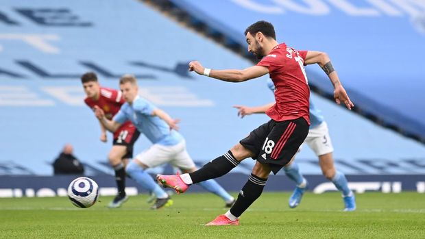 Soccer Football - Premier League - Manchester City v Manchester United - Etihad Stadium, Manchester, Britain - March 7, 2021 Manchester United's Bruno Fernandes scores their first goal from the penalty spot Pool via REUTERS/Laurence Griffiths EDITORIAL USE ONLY. No use with unauthorized audio, video, data, fixture lists, club/league logos or 'live' services. Online in-match use limited to 75 images, no video emulation. No use in betting, games or single club /league/player publications.  Please contact your account representative for further details.