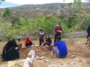 Tak Diberi Izin, Keluarga Ingin Jenazah Anak Menantu Santoso Dimakamkan di Poso