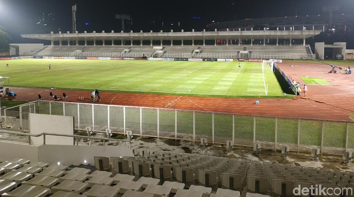 Suasana di laga Timnas Indonesia U-23 Vs Bali United di Stadion Madya, Minggu (7/3) malam WIB.