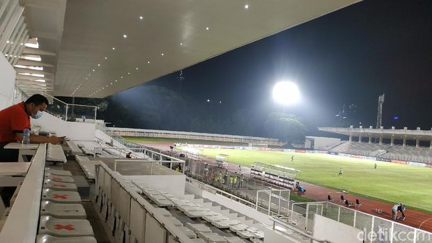 Suasana di laga Timnas Indonesia U-23 Vs Bali United di Stadion Madya, Minggu (7/3) malam WIB.