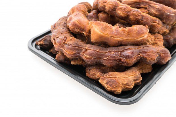 Beri air asam jawa untuk menyamarkan bau amis pada ikan.