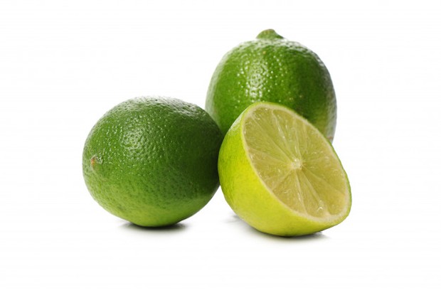 Melumuri ikan dengan perasan jeruk nipis untuk mengurangi bau amis.