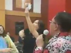 Saat Nyanyi Sambil Joget Tanpa Masker, Wali Kota Blitar Juga Nyawer Biduan