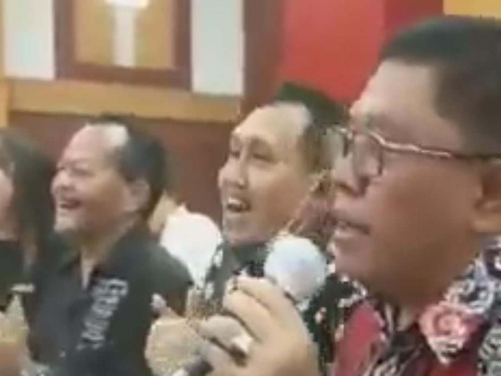 Wali Kota Blitar Bantah Nyanyi dan Jogetnya yang Tanpa Masker Langgar Prokes