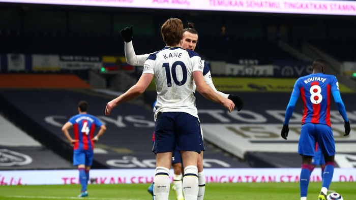 LONDON, ENGLAND - MARCH 07: Gareth Bale of Tottenham Hotspur celebrates with Harry Kane after scoring their sides first goal during the Premier League match between Tottenham Hotspur and Crystal Palace at Tottenham Hotspur Stadium on March 07, 2021 in London, England. Sporting stadiums around the UK remain under strict restrictions due to the Coronavirus Pandemic as Government social distancing laws prohibit fans inside venues resulting in games being played behind closed doors. (Photo by Clive Rose/Getty Images)