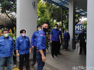 Tolak KLB, AHY Diantar Kader Bermotor Sambangi Kemenkumham-KPU