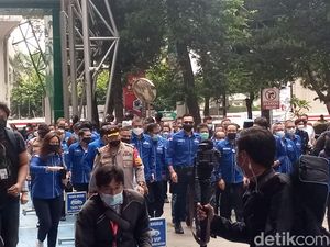 Berkacamata Hitam, AHY Tiba di Kemenkumham Sikapi KLB Deli Serdang