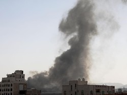 Melihat Kehancuran oleh Serangan Koalisi Arab Saudi di Ibu Kota Yaman